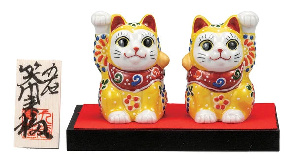 【九谷烧】黄色2英寸招财猫一对（附底座、地毯、铭牌）